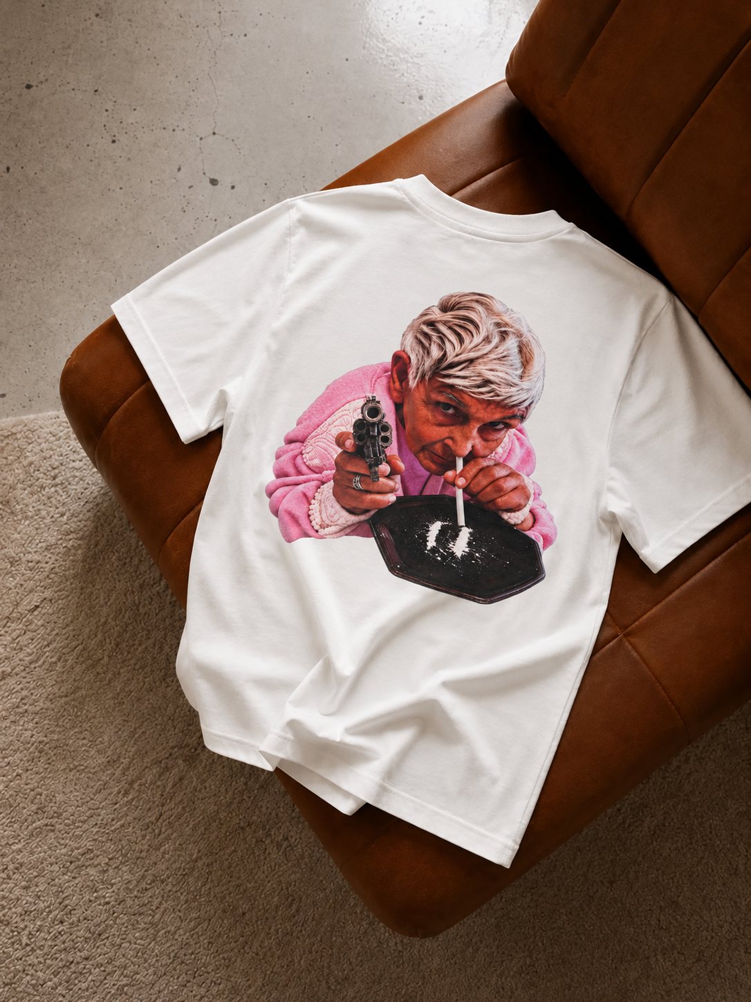 Bad Granny blanca — trasera sobre el sillón