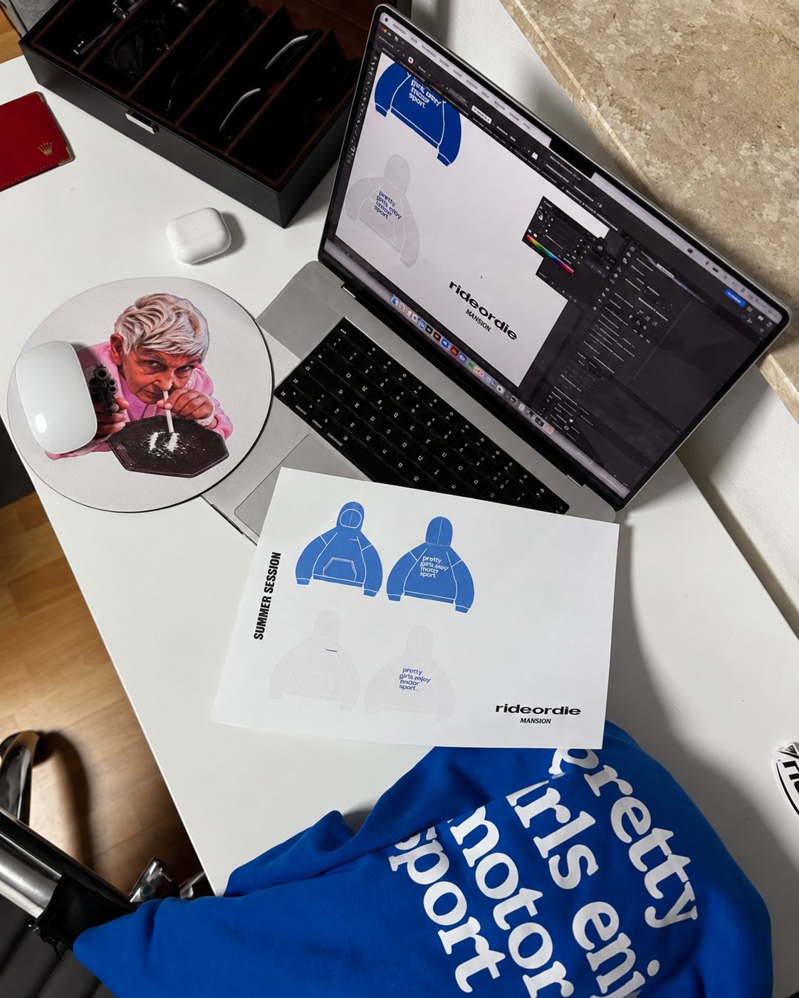 NAUGHTY MOUSE — Mouse Pad Granny en la mesa de diseño