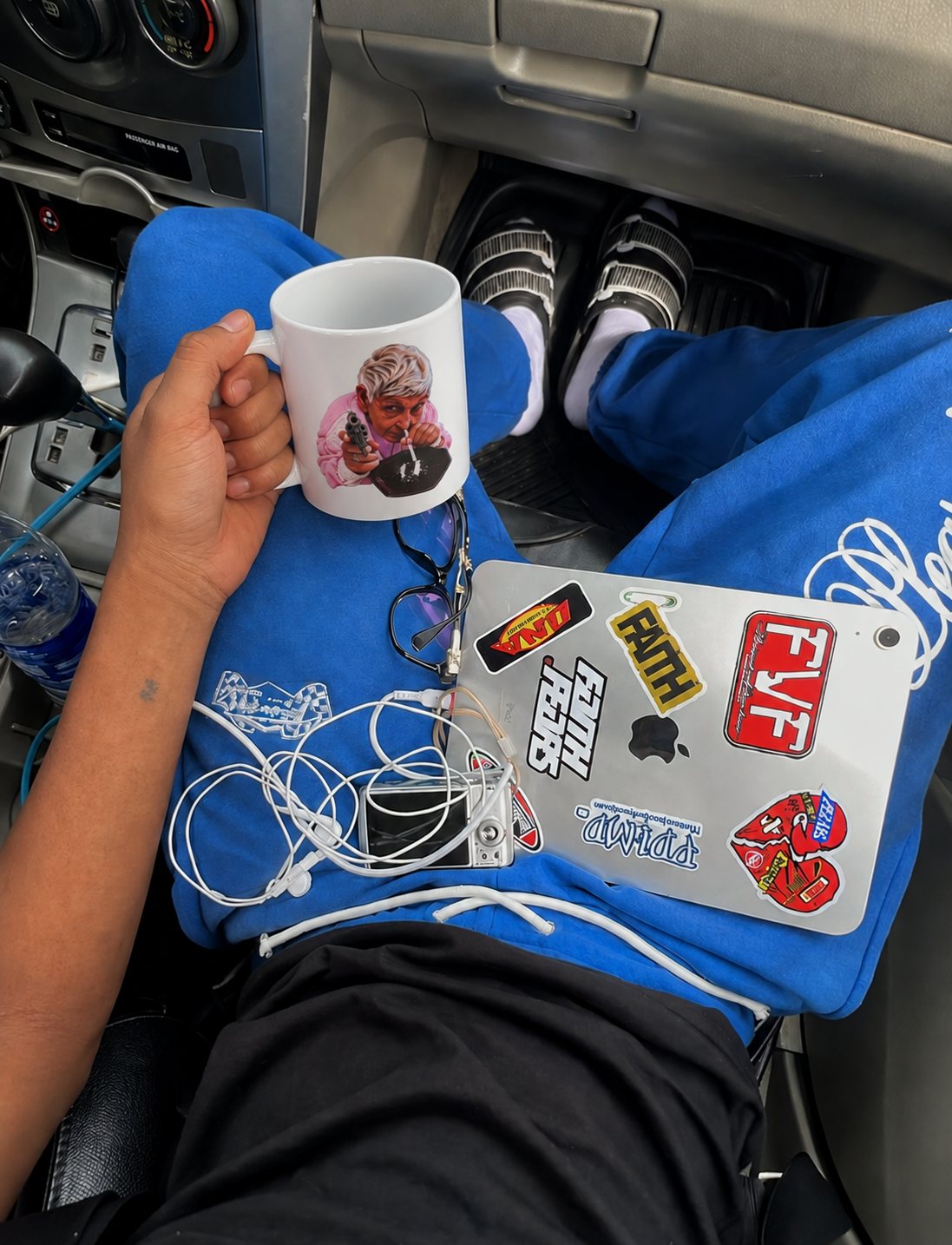 BAD MORNING — Taza Granny en el coche
