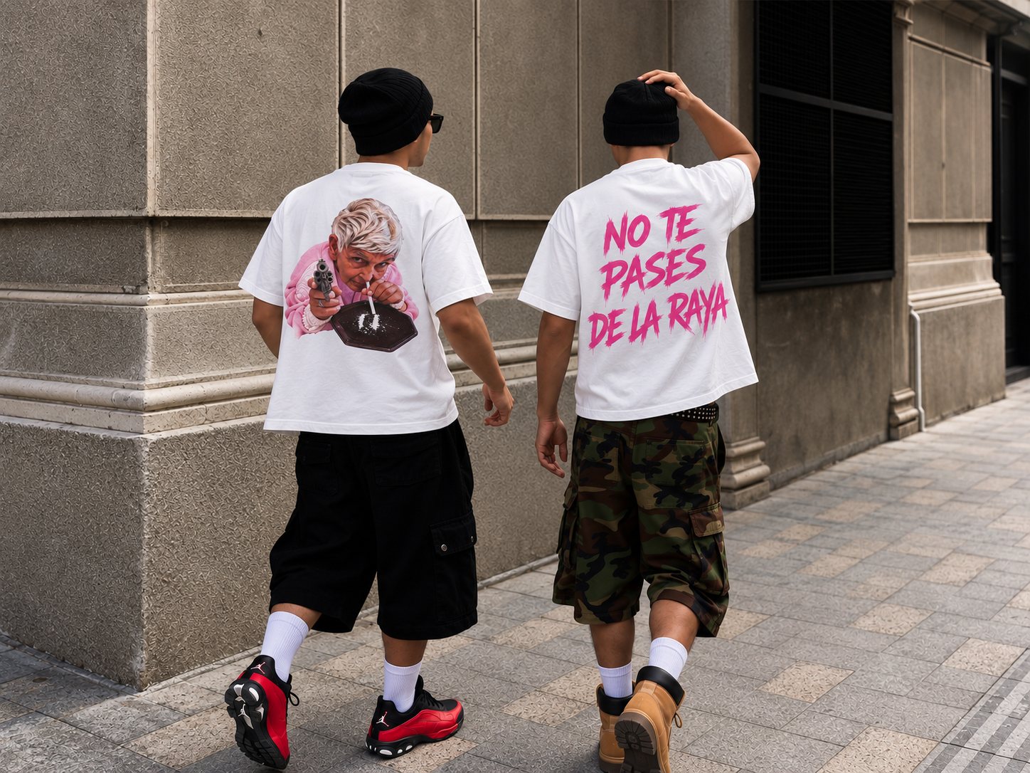 Dos colegas con las camisetas Naughty Granny y No te pases de la raya